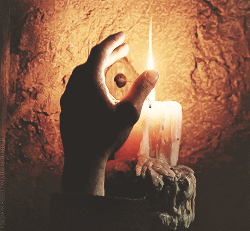 Горящая свеча гаснет в закрытой. Свеча в руках. Горящая свеча. Свечи в храме гиф. Свеча анимация.